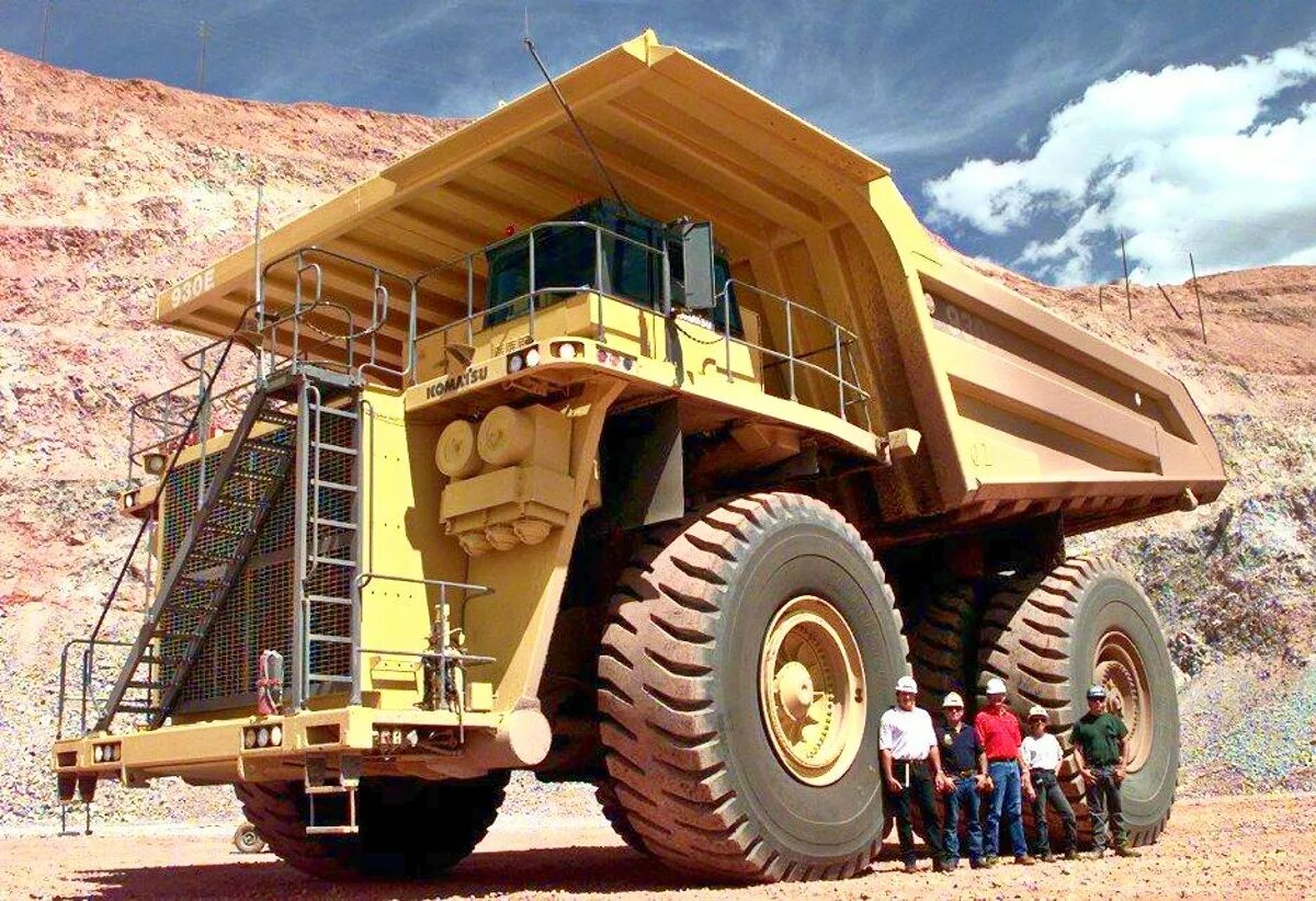 Настоящее большая машина. Самосвал Caterpillar 797b. БЕЛАЗ карьерный самосвал. Komatsu 930e. Коматсу 930e.