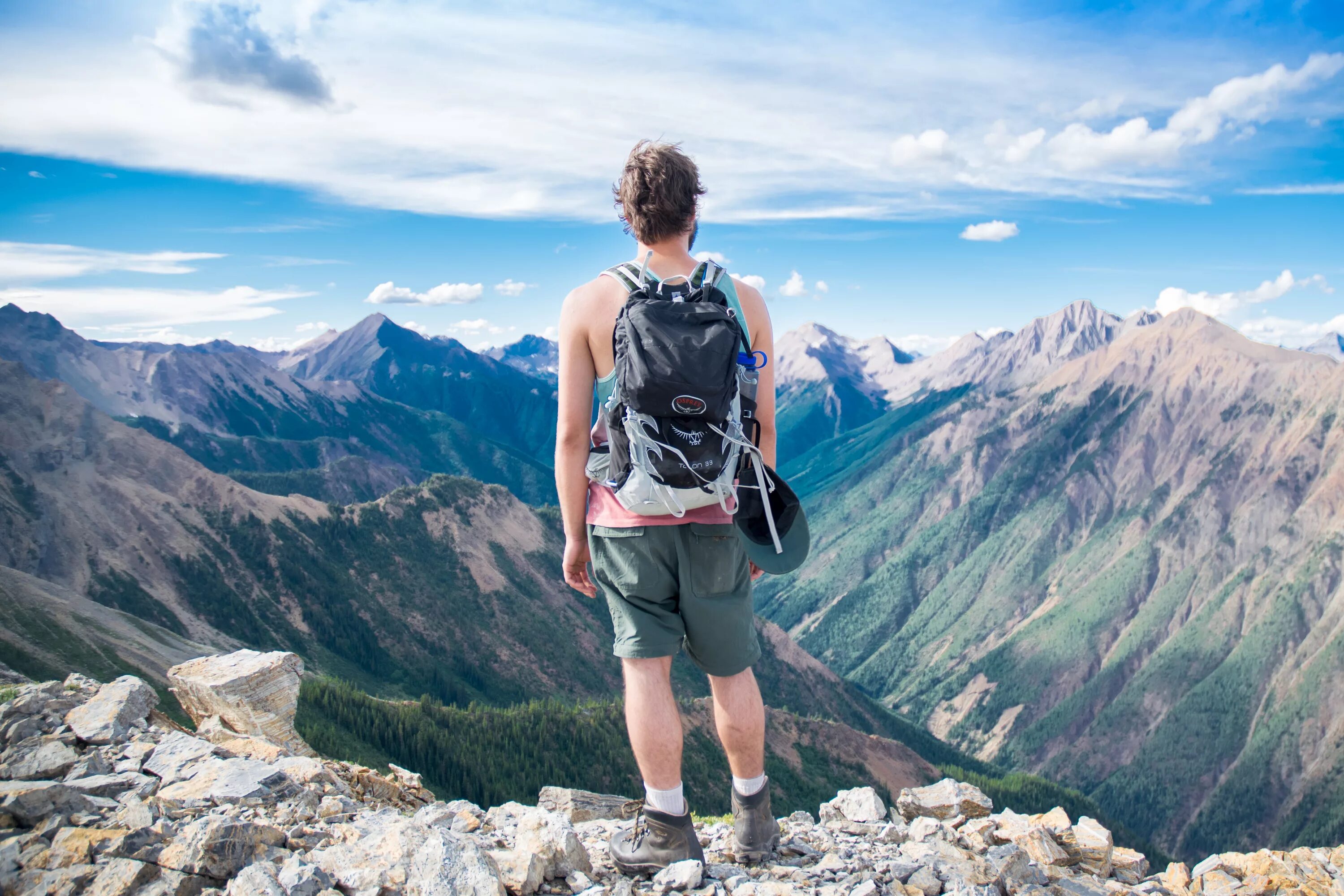 Треккинг хайкинг. Человек в горах. Поход в горы. Парень в горах. Mountain travel