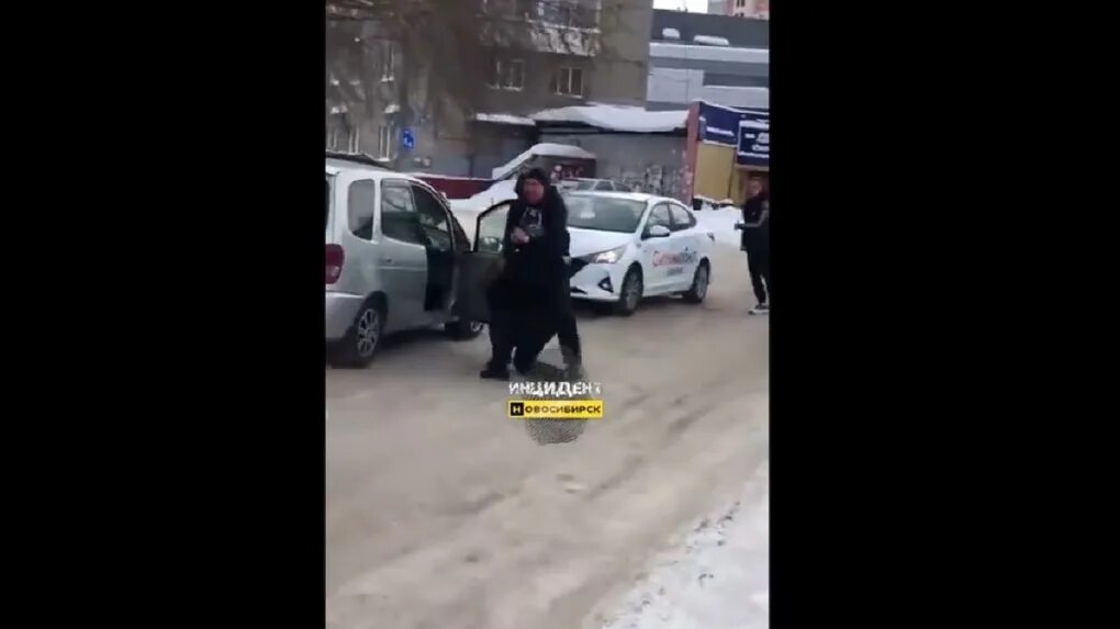 Таксисты Новосибирска. Видео про таксиста Новосибирск. Женщина в Новосибе накинулась на водителя. Напал на девушку таксиста