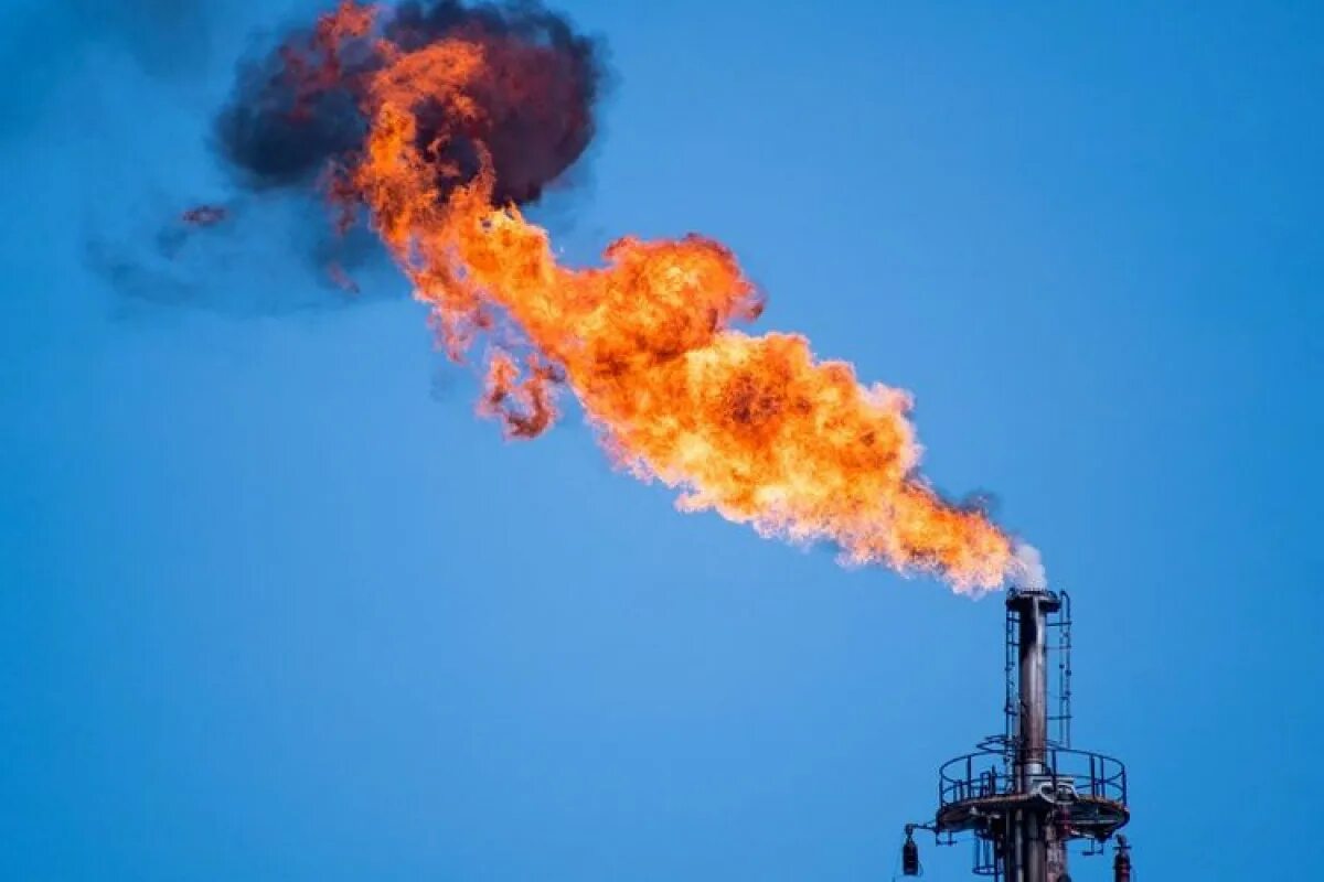 Факельное сжигание попутного газа. Газовый факел. Факельное сжигание попутного газа. Факел газовый в хмао. Попутный нефтяной газ месторождения.