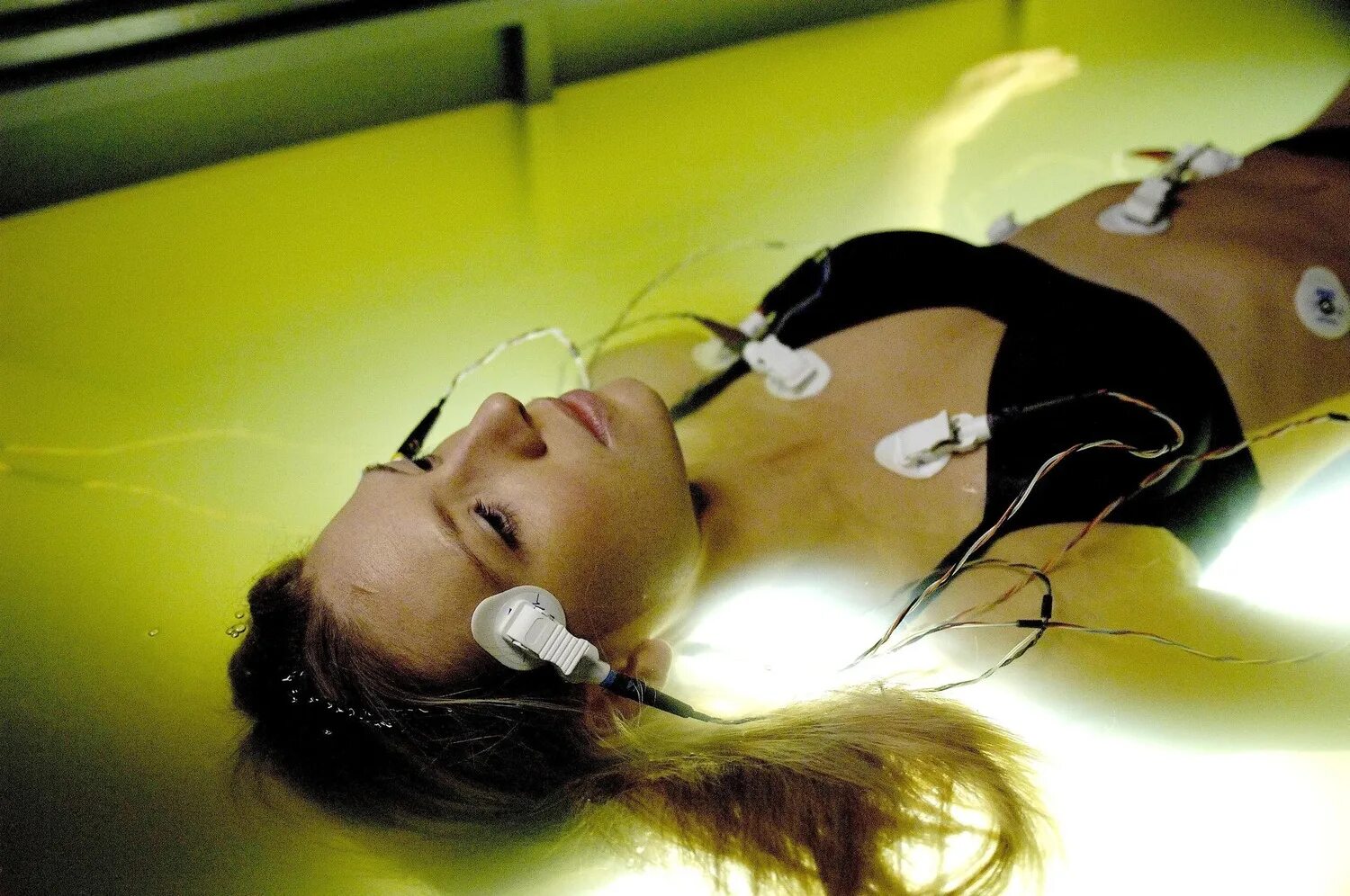 Очень красивые аниме девушки. Арт на тему медицины. Девушка на электрическом стуле. Девушка пьет. Аниме девушка в колбе.