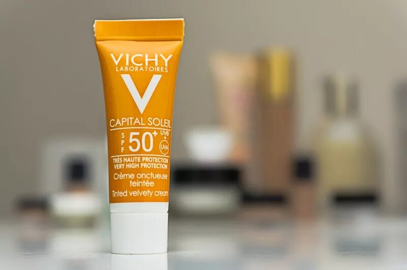 Спф 50 для лица рейтинг. Vichy SPF 50. Vichy СПФ 50. Солнцезащитный крем SPF 50 виши. Vichy Capital Soleil SPF 50.