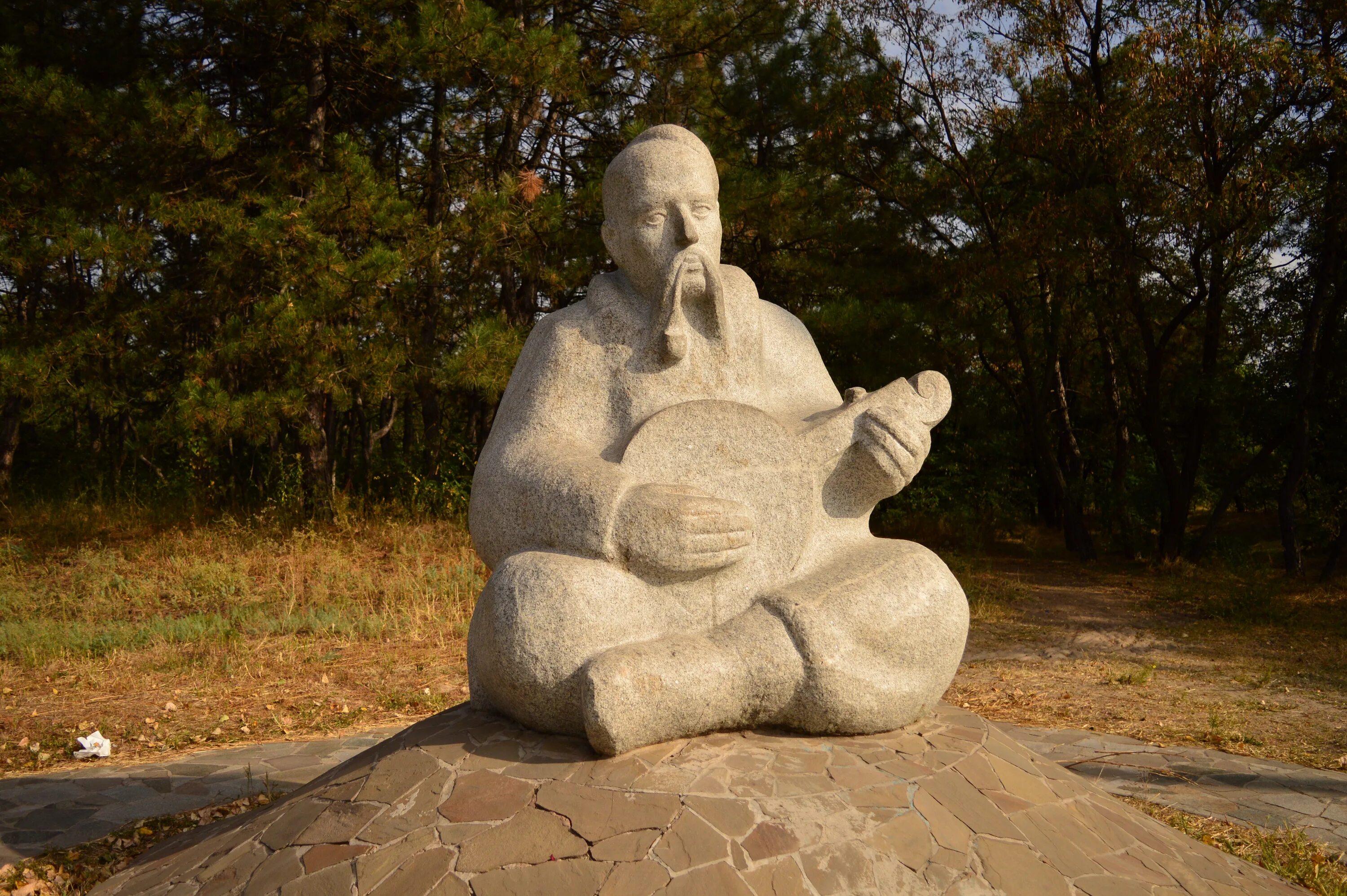 Monument stone. Каменные скульптуры. Каменные скульптуры современные. Монументальная каменная скульптура. Монументальная скульптура из камня.