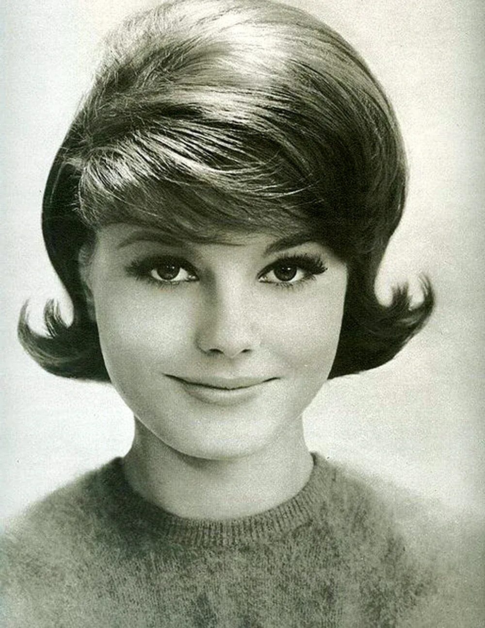 Бабетта 70-х. Мода 1960 ссср бабетта. Стрижка женская модная 70. Стрижка женская модная 70. Укладка в стиле 70-х годов.