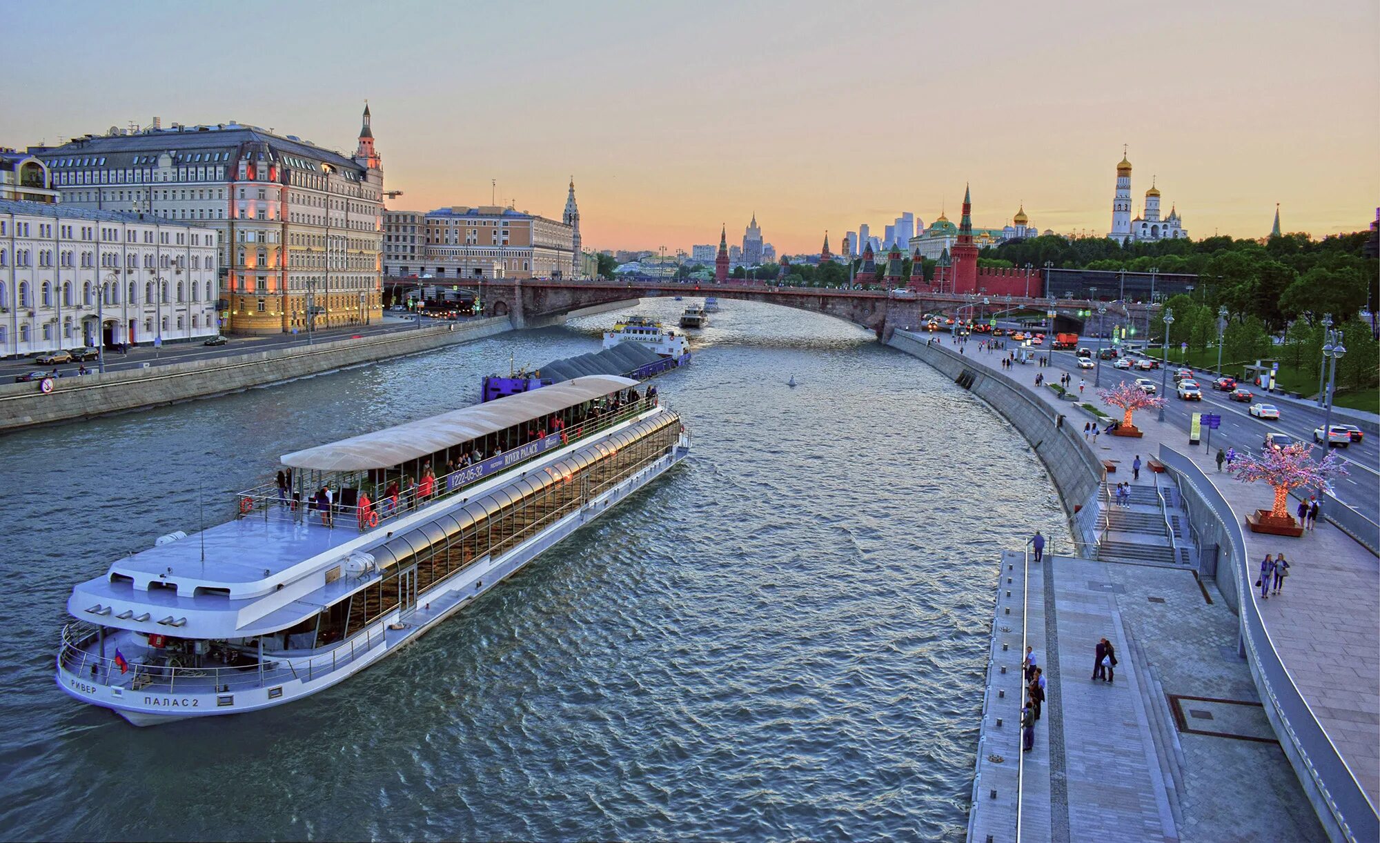 Ривер Палас теплоход. Ривер Палас теплоход Москва. Речной трамвайчик River Palace. Москоу Ривер теплоходы. Москва трип