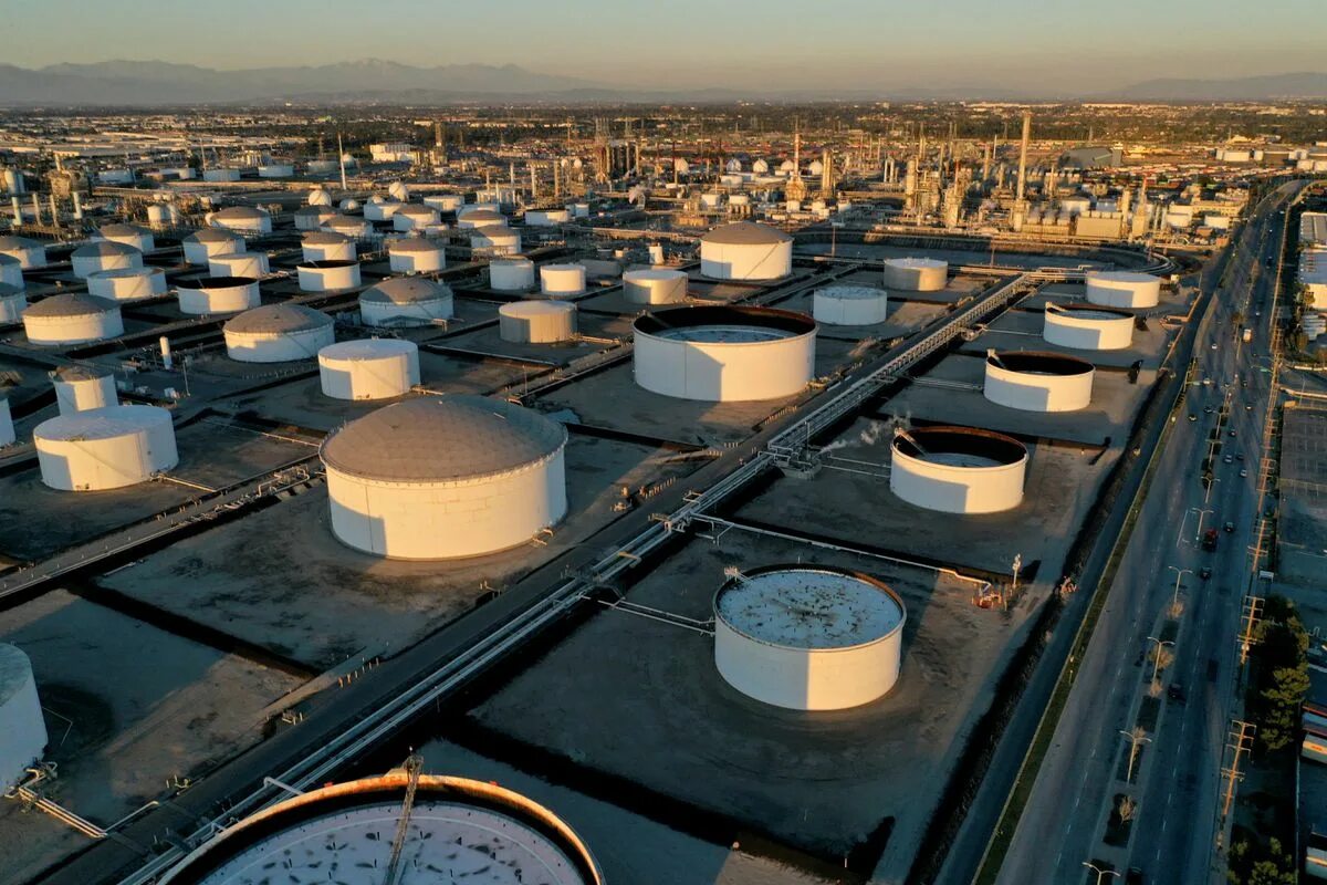 Саудовская аравия нефть в год. Лос Анджелес нефтедобыча. НПЗ Саудовской Аравии. Лос Анджелес добыча нефти. Хранилище нефти в США.
