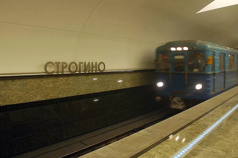 Строгино (станция метро, Арбатско-Покровская линия). Станция Строгино Москва. Станция метро Строгино фото. Станция Строгино 2008.