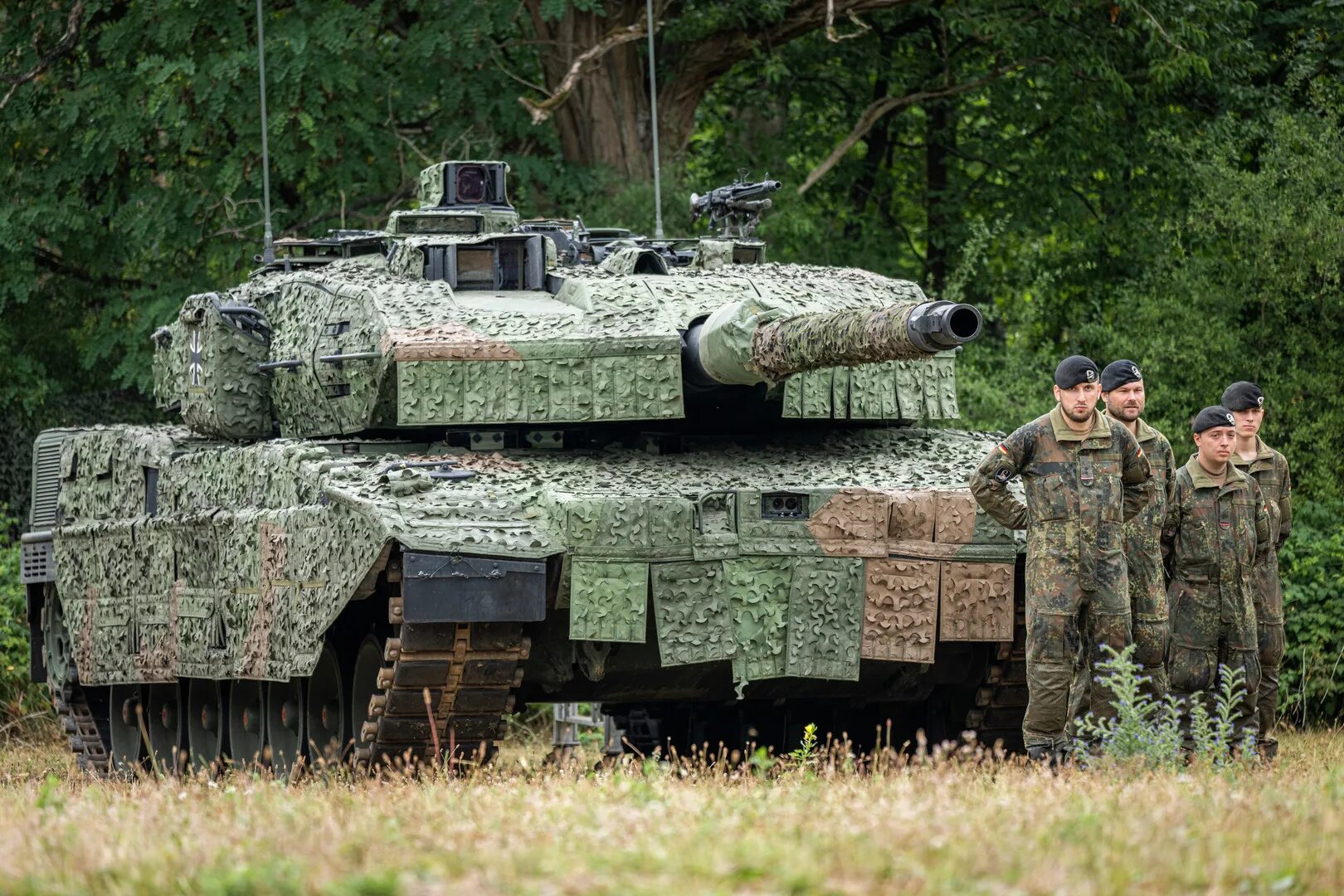 Т леопард 2. Танк abrams m1a2. танк леопард германия. танкисты сша. танк леопард на украине.