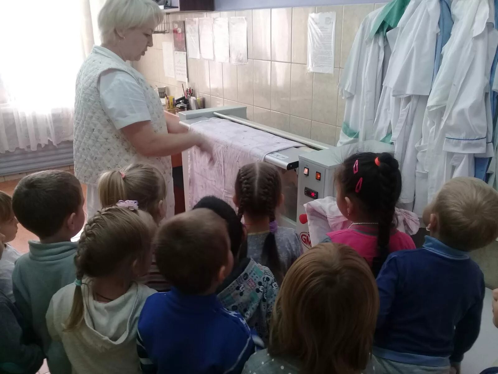 Работа прачкой в детском саду. Экскурсия прачечная детского сада. прачка в детском саду. экскурсия в прачечную в детском саду. экскурсия детей по детскому саду.