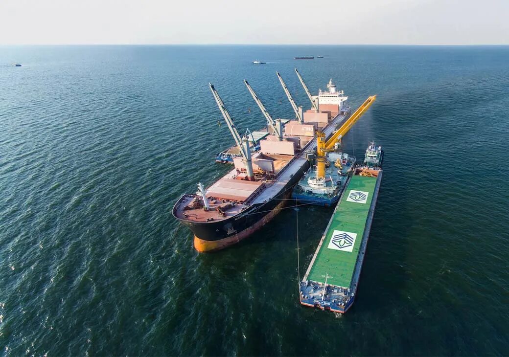 Морская перевалка грузов. Рейдовая перевалка порт кавказ. рейдовая перевалка зерна в порту кавказ. рейдовая перевалка зерна кавказ. плавучий кран либхер.