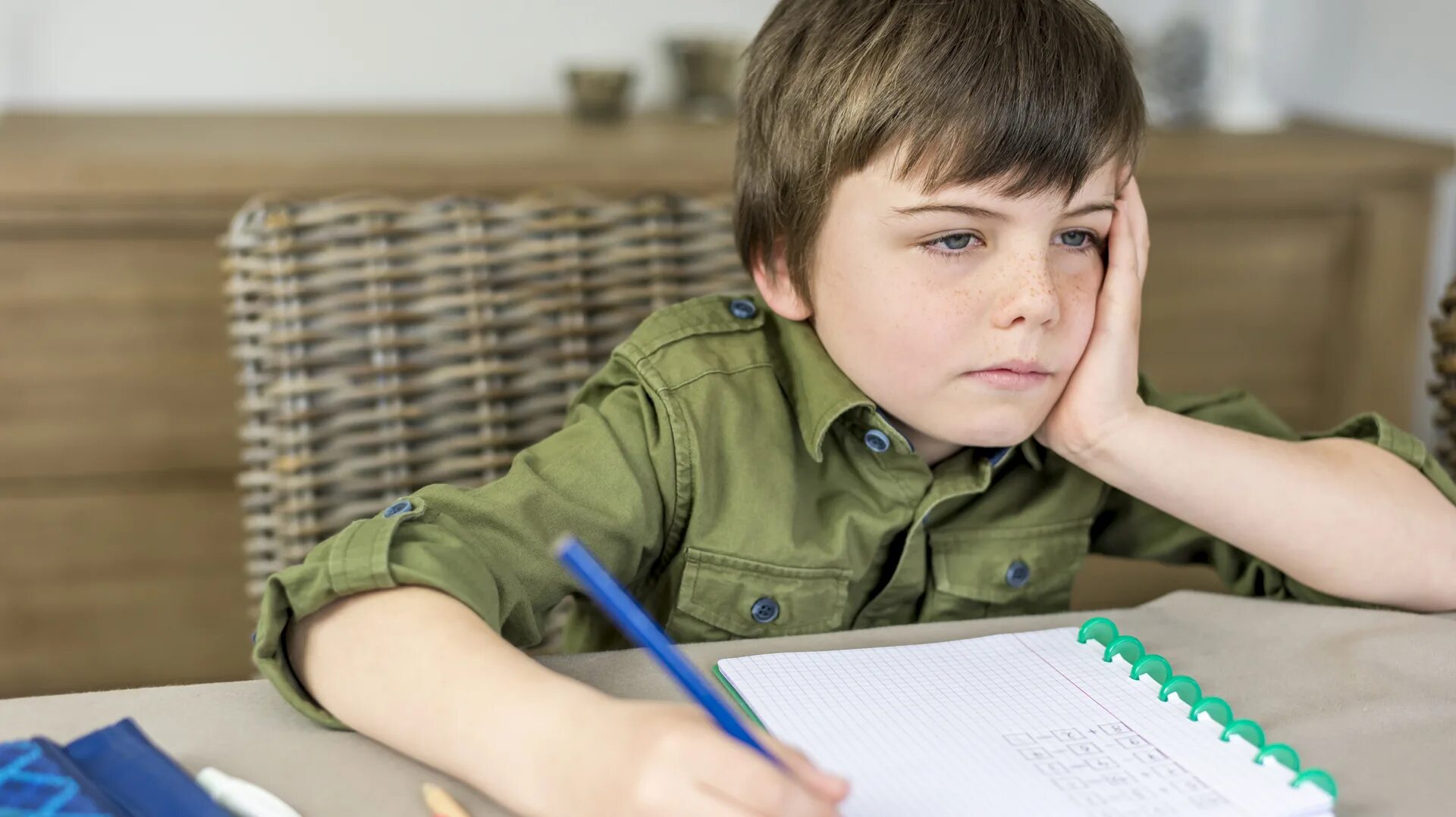 Children like to take. Ребенку не интересно. Ребенку не интересно на уроке. Ученик в раздумьях. Занятия с школьником дома.