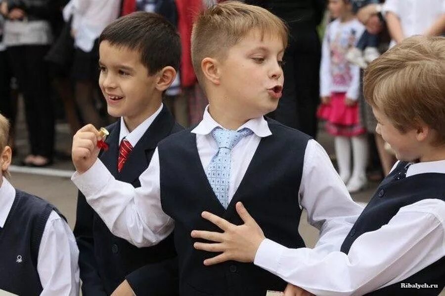 Два типа школьников. Первоклассник и старшеклассник. Ученица за партой. Драка детей в школе. Школьники на уроке.