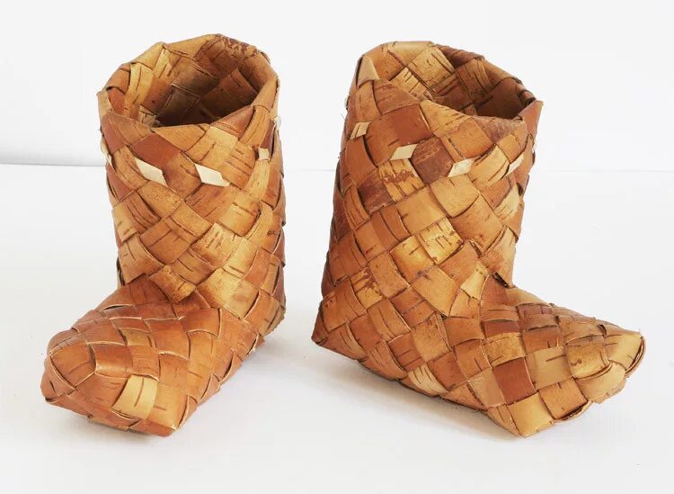 Плетение берестяных лаптей. Сапог лаптю. Марийская обувь лапти. Лапти сбоку. Берестянки лапти.