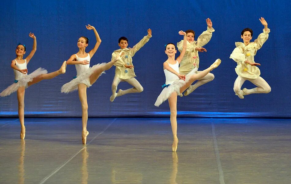 можно балет. экзерсис классического танца. можно балет. балерины тренируются. аттитюд и арабеск.