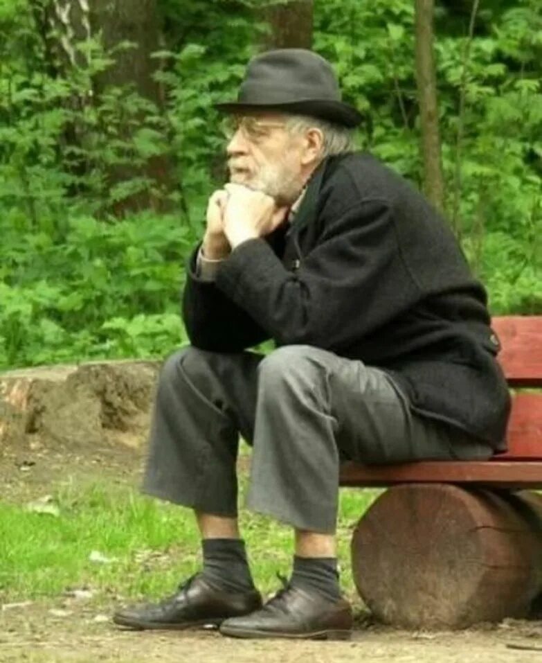 Старички на завалинке. Старый дед ждет. Старый дед ждет. Старый дед ждет. Старики за столом в деревне.