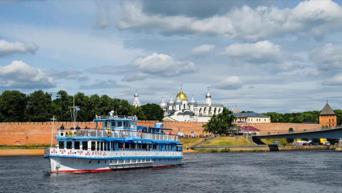 Экскурсия великий новгород 1 день. Теплоход Ильмень Великий Новгород. Река Волхов Великий Новгород. Великий Новгород прогулка на теплоходе по реке Волхов. Экскурсия на теплоходе Великий Новгород Ильмень.