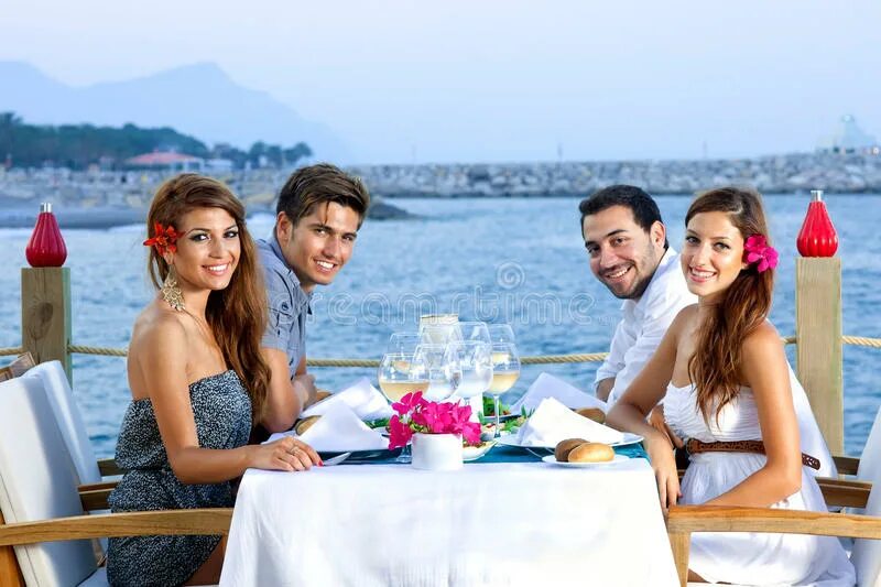 Пара путешествует с друзьями. Встреча двух семейных пар. Две пары действуют. Две пары действуют. Две пары действуют.