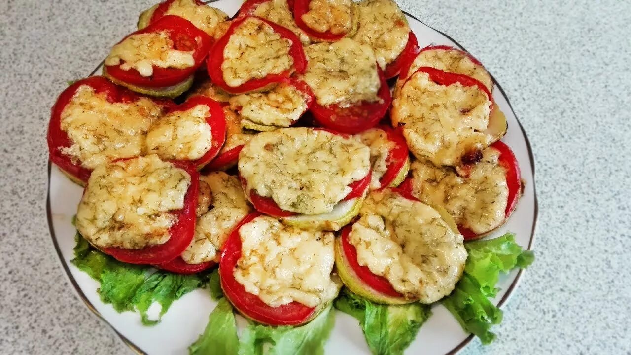 Кабачки в духовке с помидорами. Кабачки с помидорами и сыром. Кабачки с помидорами и сыром в духовке. Кабачки с помидорами и сыром и чесноком. Запеченные кабачки с помидором и чесноком