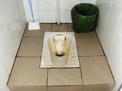 Унитаз в полу для общественных