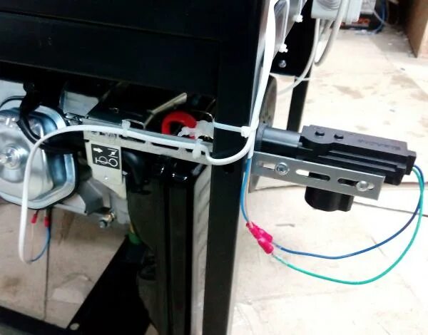 Управление дроссельной заслонкой бензогенератора huter. Привод воздушной заслонки gca326. Fubag привод заслонки. Honda gx390 дроссель. Воздушная заслонка генератора huter.