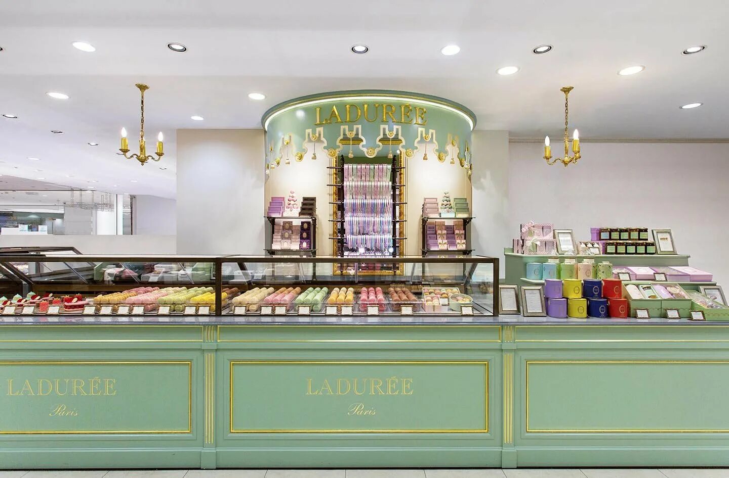 Laduree paris кондитерская. La dure. La dure. Французская кондитерская москва ладури. Laduree на никольской.