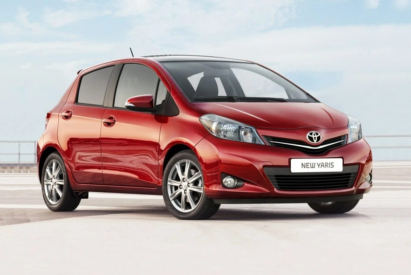 Toyota yaris 2012. Nissan micra 2003. Машины для женщины новичка недорогой. Сузуки альто 2009г. Ниссан микра 2015.