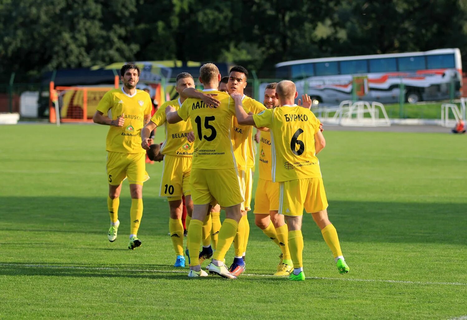 Шахтер солигорск чемпион 2022. Батэ шахтер солигорск. Футбол шахтёр солигорск матч. Maksim kovalevich шахтер солигорск. Фк солигорск.