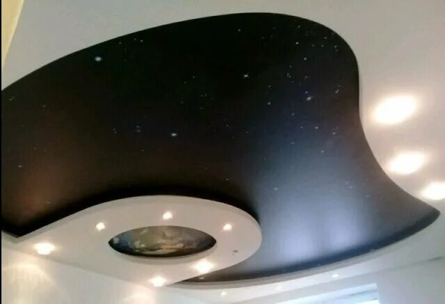 престиж натяжные потолки красноярск. выставка натяжных потолков 2022. парящий потолок с линиями и люстрой. натяжные потолки черно белые. натяжные потолки престиж.