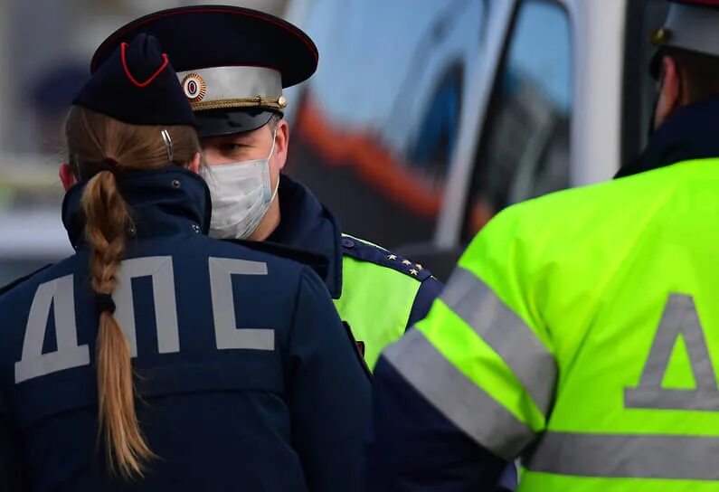 Сотрудник гибдд. Гаишник с алкотестером. Российский полицейский. Статусы богиня с юмором. Олег рой 50 оттенков серого волка.