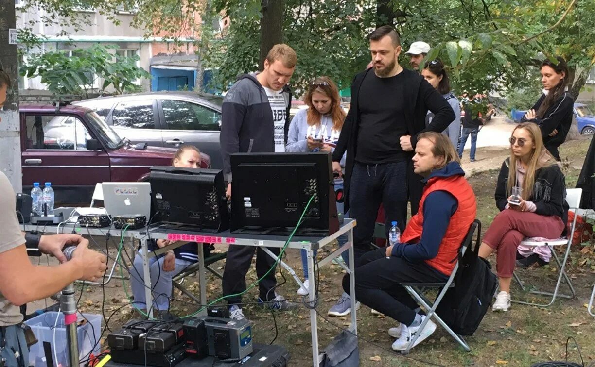 Мир дружба жвачка в каком городе снимали. Мир дружба жвачка сериал киреевск. мир дружба жвачка съемки в туле. съемки сериала тула мир дружба жвачка. братство крыши сериал.