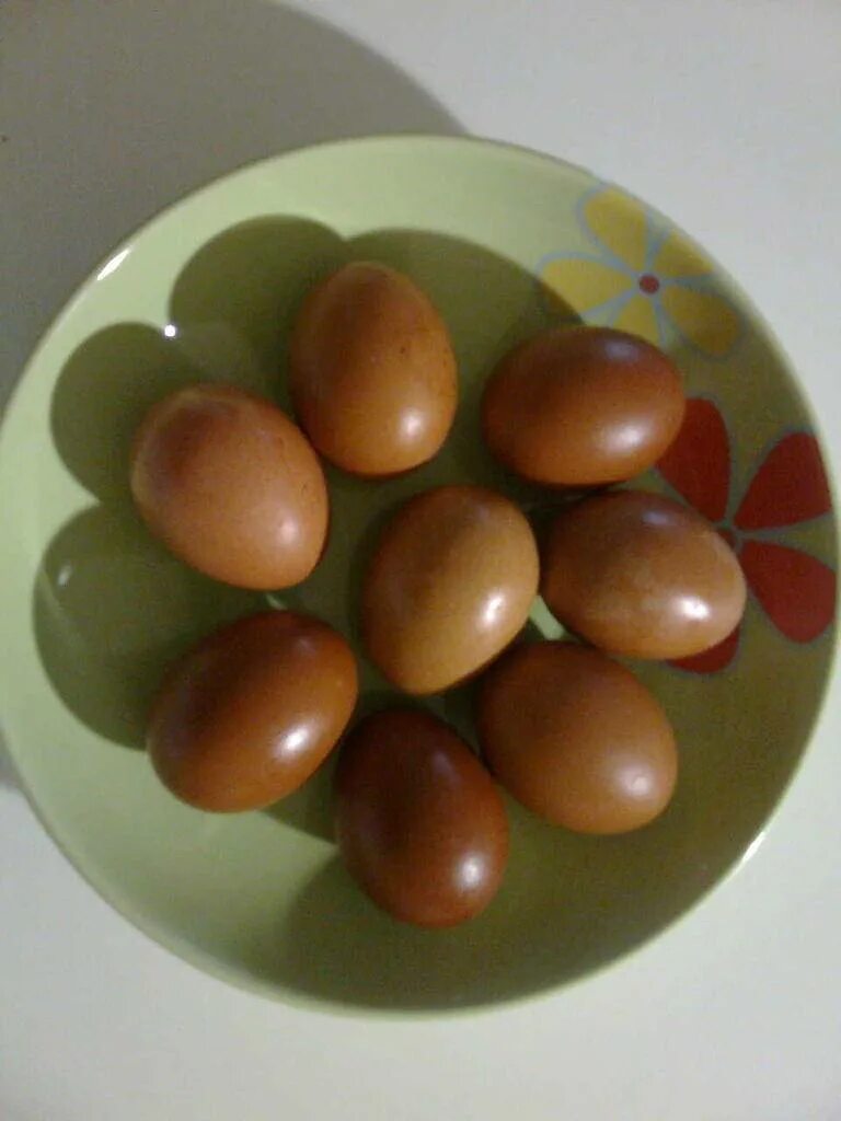 Можно ли красить коричневые яйца. Яйца крашенные кофе. Коричневые яйца окрашенные. Яйца окрашенные кофе. Окрашивание яиц.