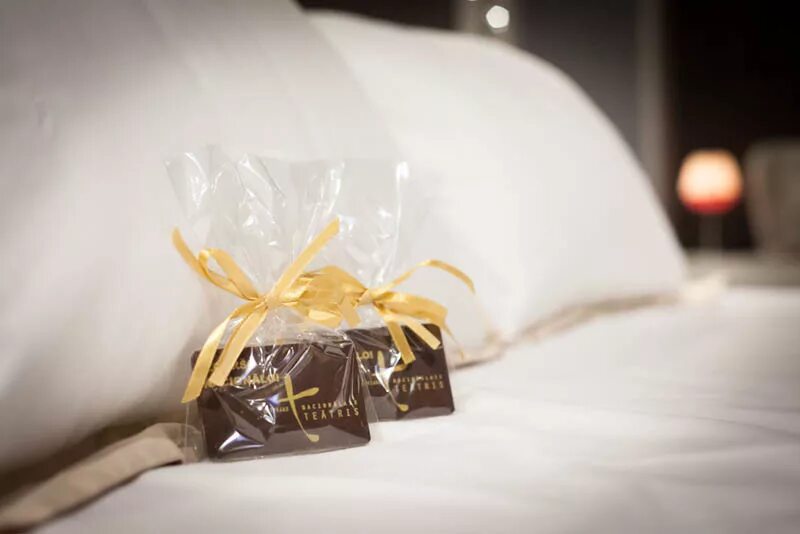 Шоколад отдых. Шоколадки в отеле. Шоколад на подушках в отеле. Шоколадка на кровати в отеле. Гостиница шоколад.