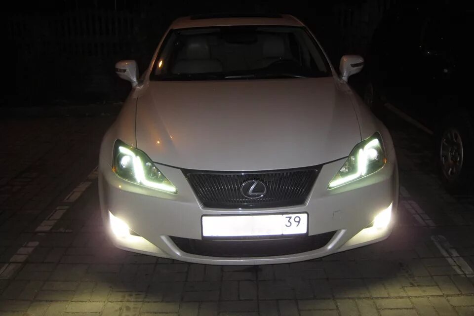 Ис 250 фара. Оптика Лексус ИС 250. Lexus is 250 на диодной оптике. Лексус is фара 2008. Светодиодные кольца на фары Лексус ИС 250 2015.