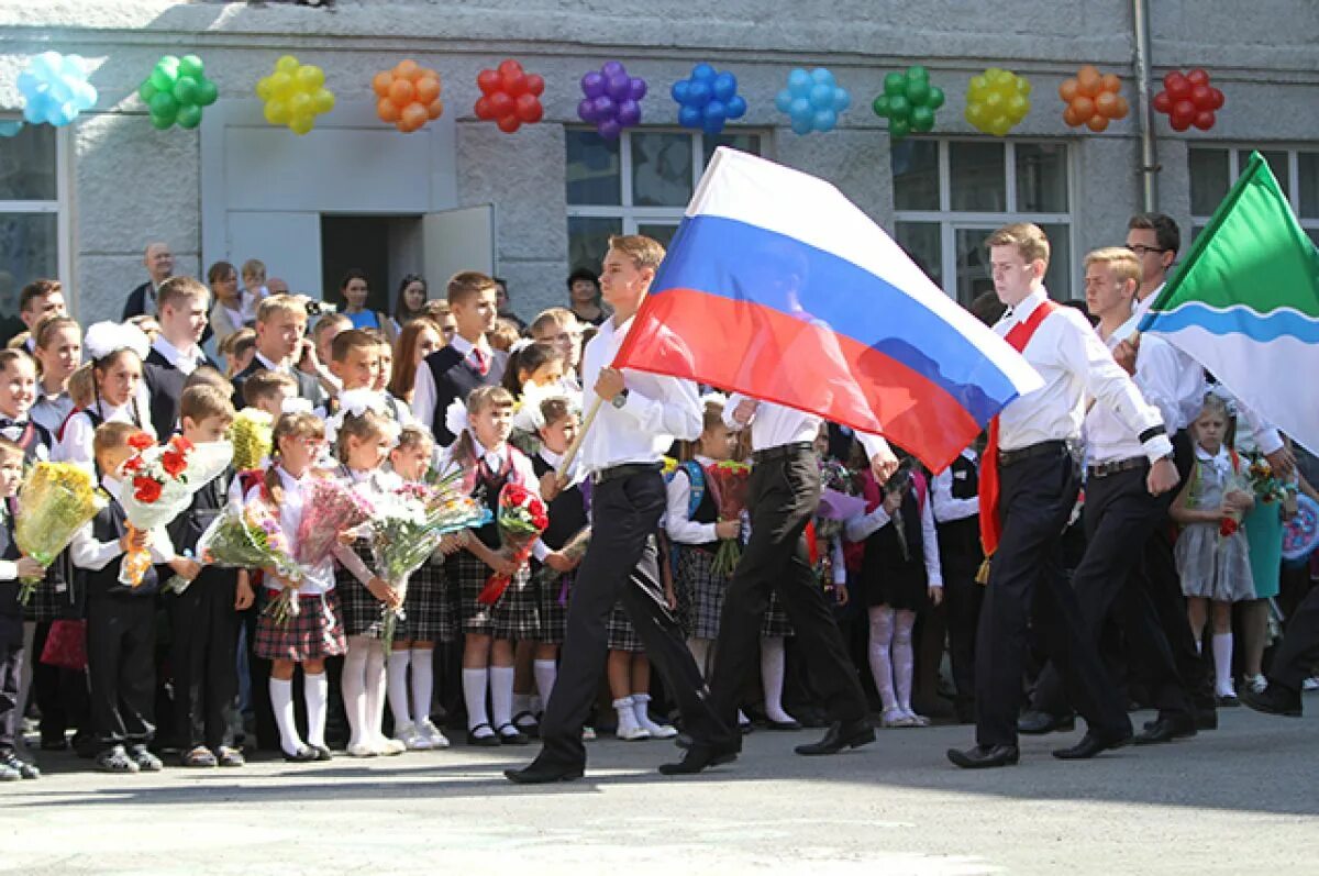 Новый учебный год в городе. Линейка в школе. Школьники 1 сентября. 1 Сентября линейка в школе. Школа в России 1 сентября.