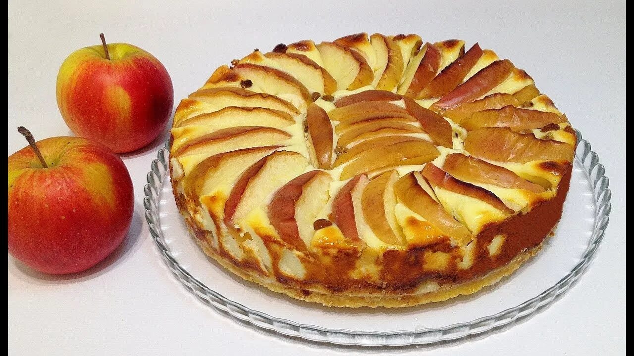Яблочный пирог на белом фоне. Шарлотка с яблоками. Не бойся пеки шарлотка. Шарлотка для детей. Шарлотка для малышей.