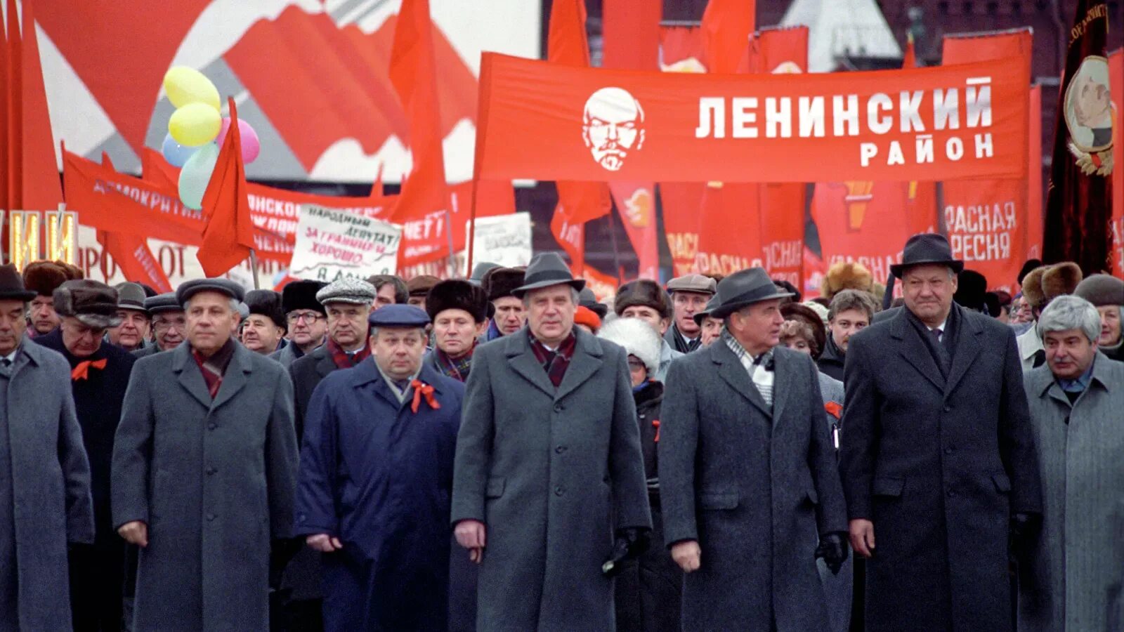 Горбачев Ельцин 7 ноября 1990 года. Горбачев на параде 1990.