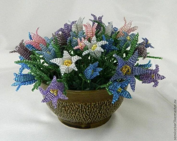 Цветы из бисера техника. Цветы из бисера. Цветочные композиции из бисера. Бисерные цветы в горшках. Композиции цветов из бисера.