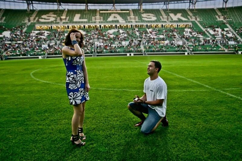 свидание на поле футбольном. предложение на футбольном поле. футболист сделал предложение своей девушке на поле. футболист сделал предложение своей девушке на поле. предложение руки и сердца на футбольном поле.