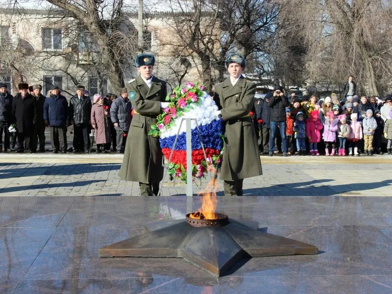 Погода в г гуково ростовская область. Вечный огонь Гуково. Г Гуково Ростовская область. Вечный огонь города Гуково. 14 Февраля день освобождения Гуково.