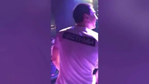 Синие глаза его загорались веселым насмешливым огнем