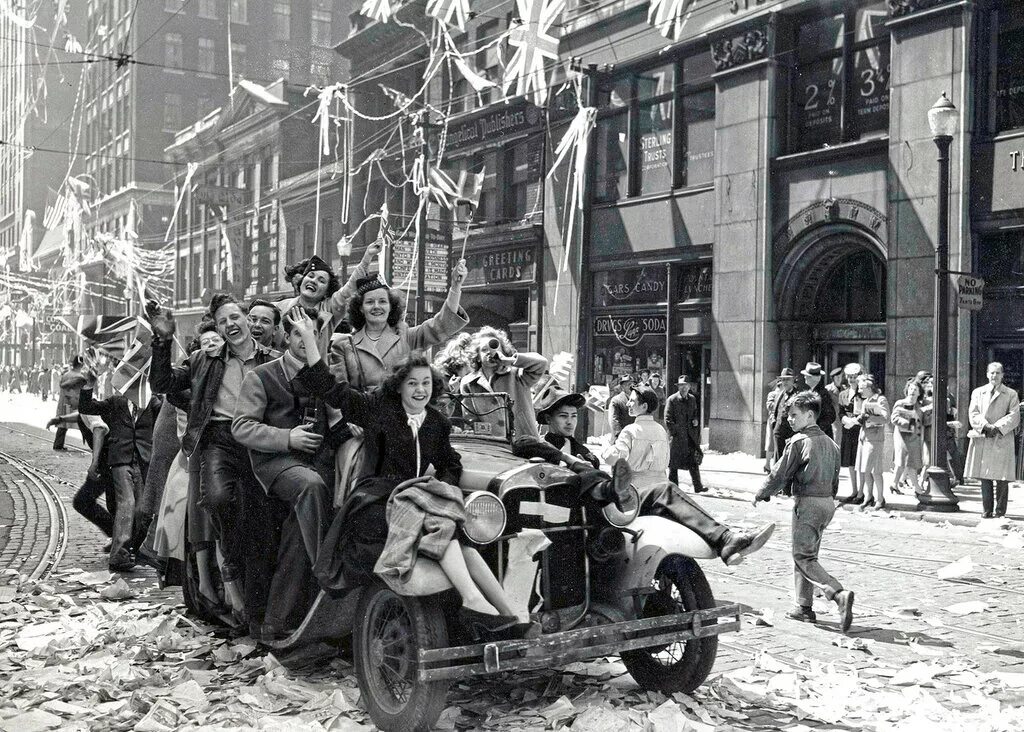 Фото 9 мая день Победы 1945. Победа 9 мая 1945. Послевоенная Франция. Празднование 9 мая 1945 года. 8 мая 1945 г