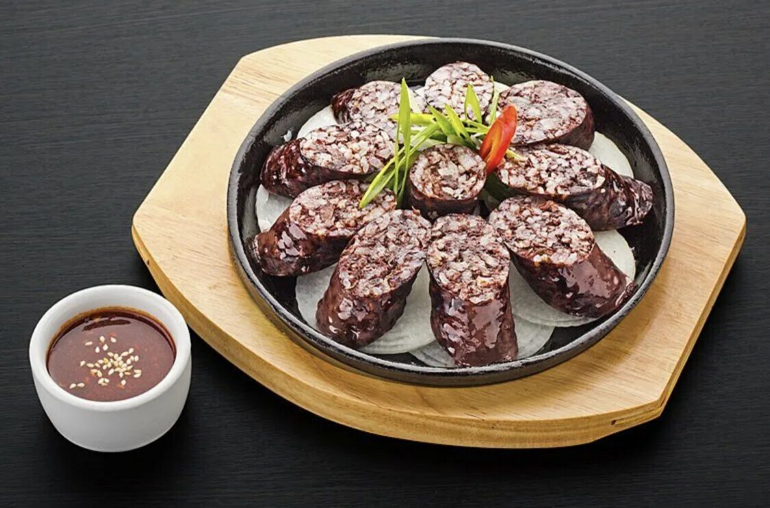 Сундэ кровяная колбаса. Сундэ кровяная колбаса. Корейская кровяная колбаса. Что такое сундэ в корее. Сунде корейское блюдо.