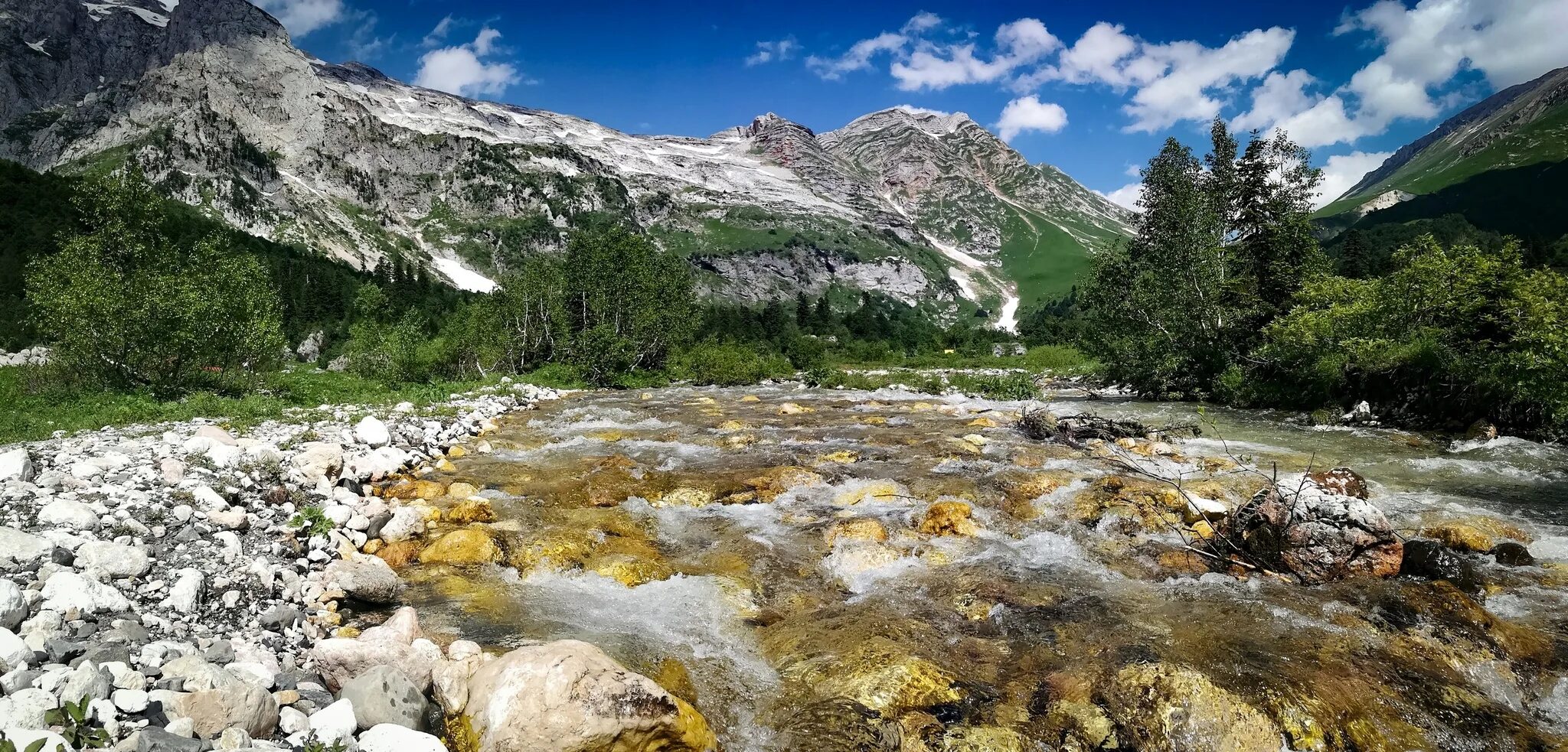 White river. Исток реки белая Адыгея. Исток реки белая Башкирия. Река белая у горы Фишт. Река приют Фишт.