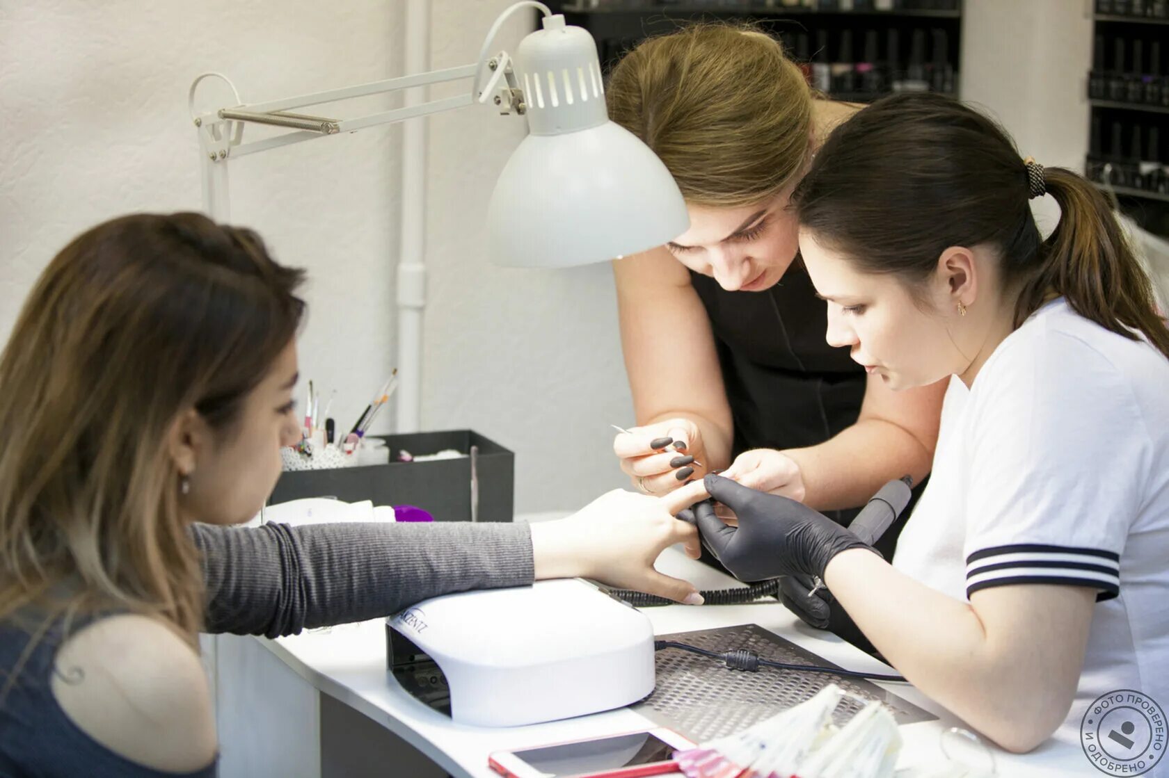 Мастер маникюра. Что сдавать на маникюрщицу после 9 класса. Мастер по маникюру. Школа мастеров маникюра. Какие предметы нужно сдавать на воспитателя после 9 класса.