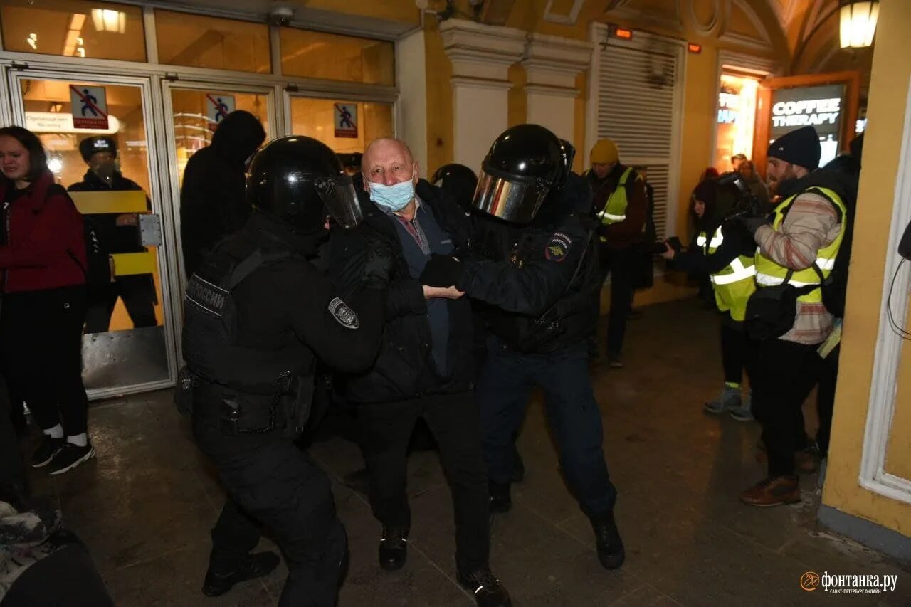 Митинг в Питере. Девушки задержанные полицией. Миру мир арест