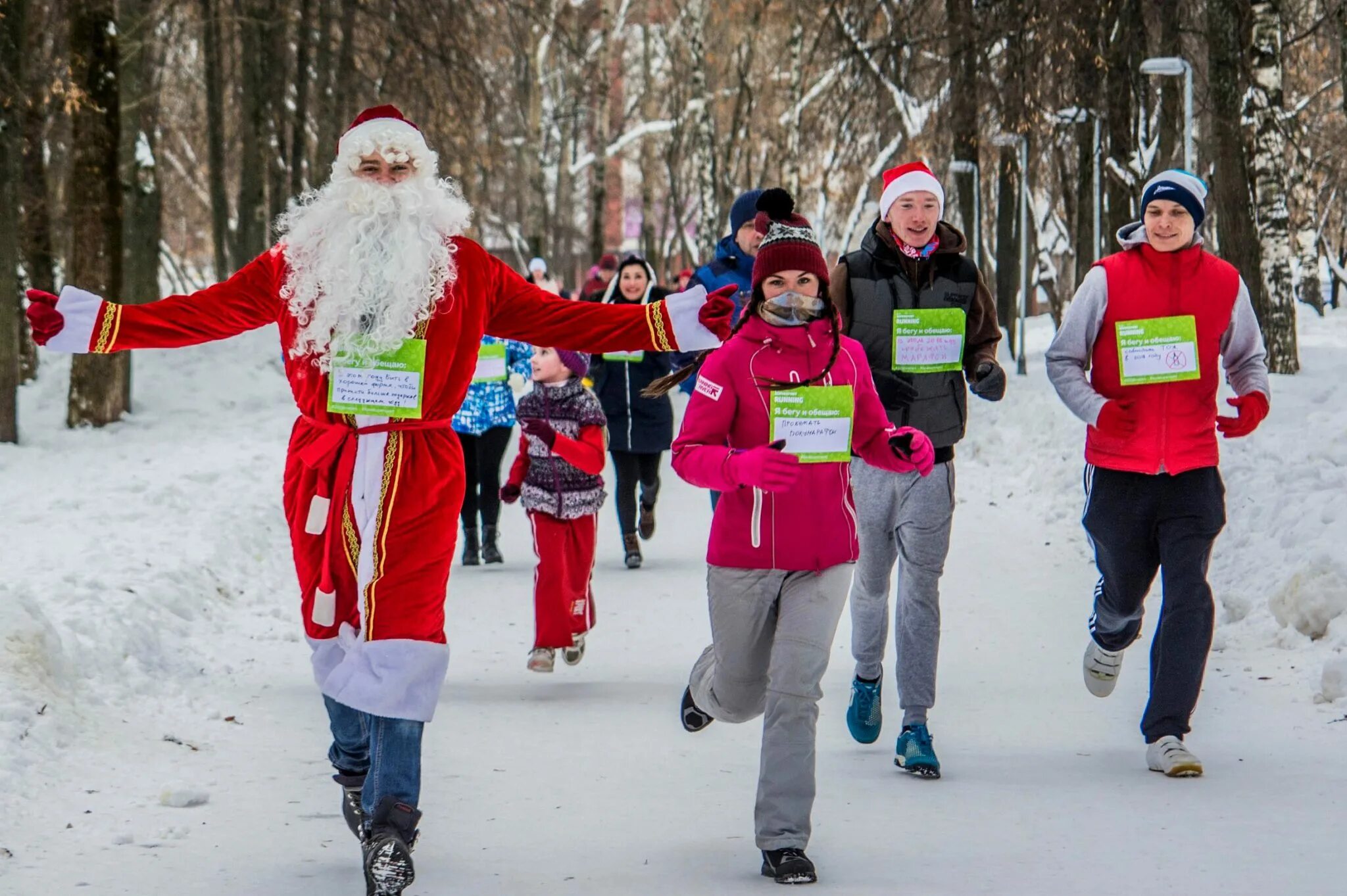 здоровый образ жизни ,зимние прогулки для детей. стройная фигура к новому году. здоровый образ жизни на прозрачном фоне. новогодний зож. московский новогодний зож-коллаж 2023.
