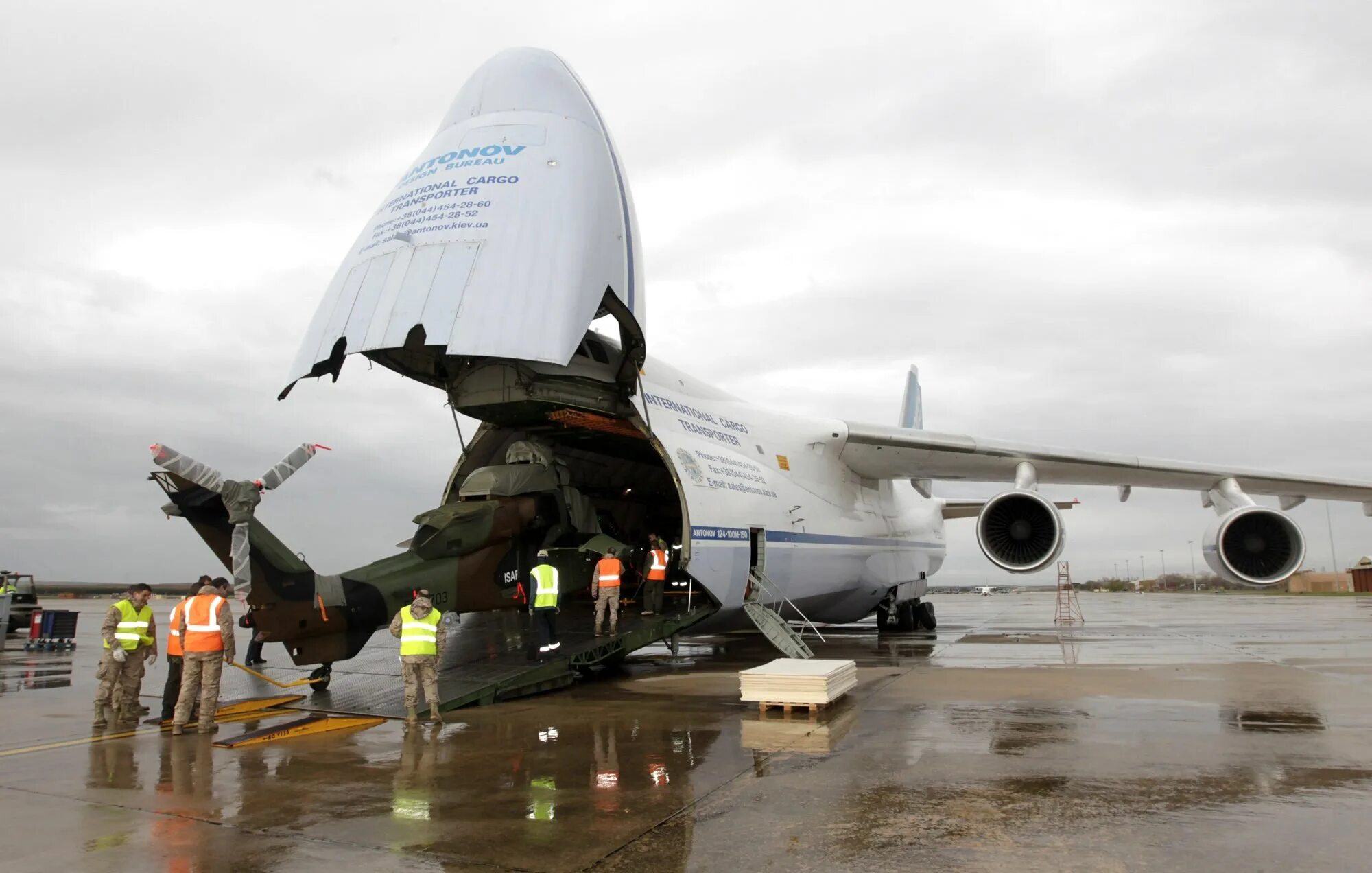 Самолет мрия ан-225. Карго самолет. Ан-124 транспортный самолёт мрия. Транспортный самолет перевозит. Воздушные перевозки грузов.