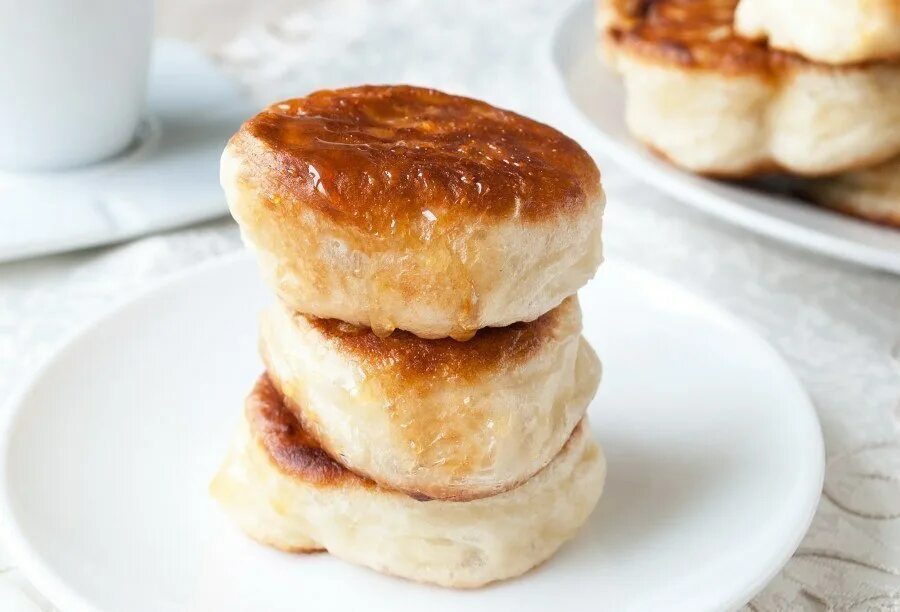 Постные пышные. Пышные оладьи. Оладушки на кислом молоке. Оладушки на кислом молоке пышные. Постные пышки.