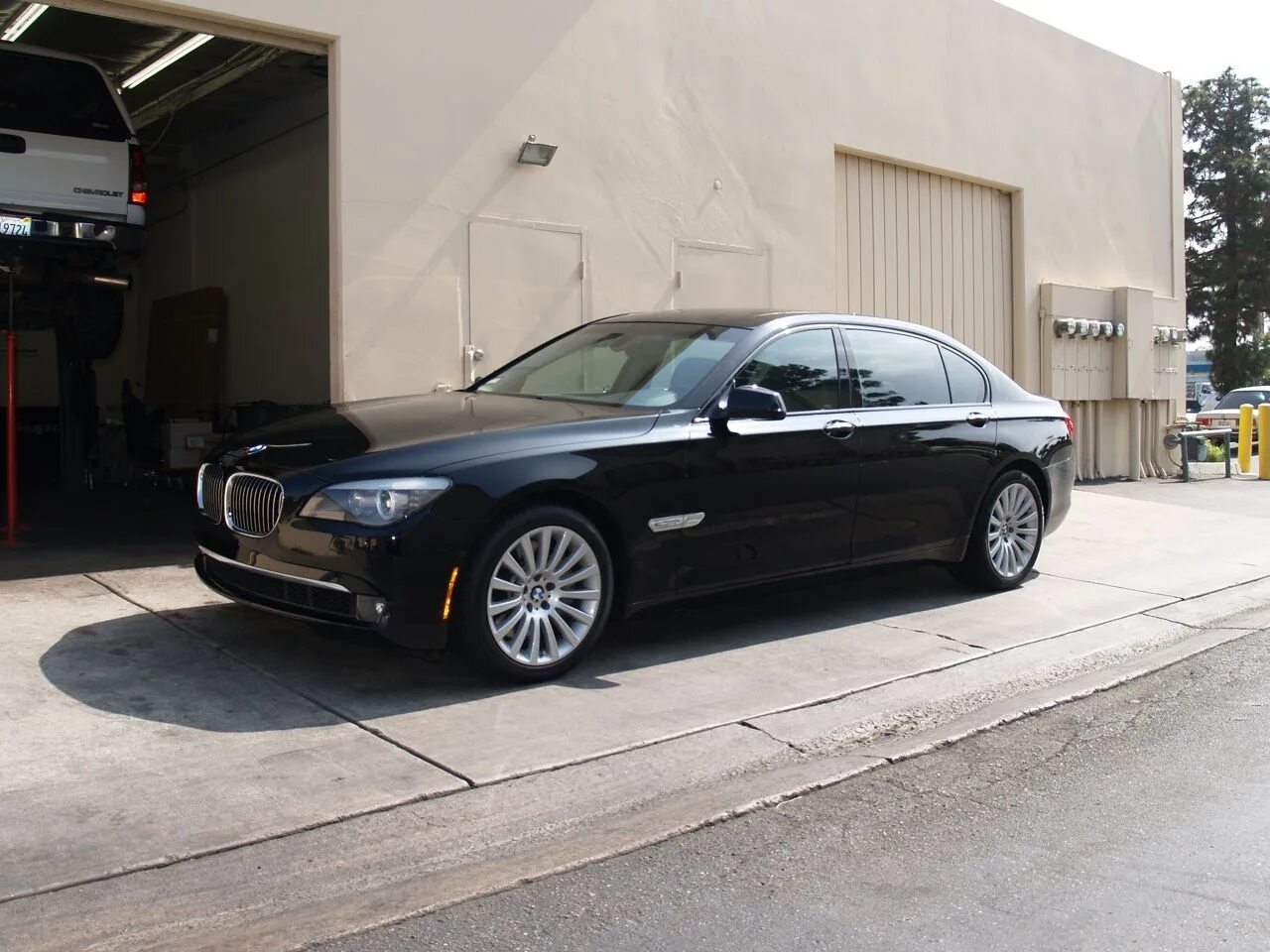 Фотографии нового BMW 750Li