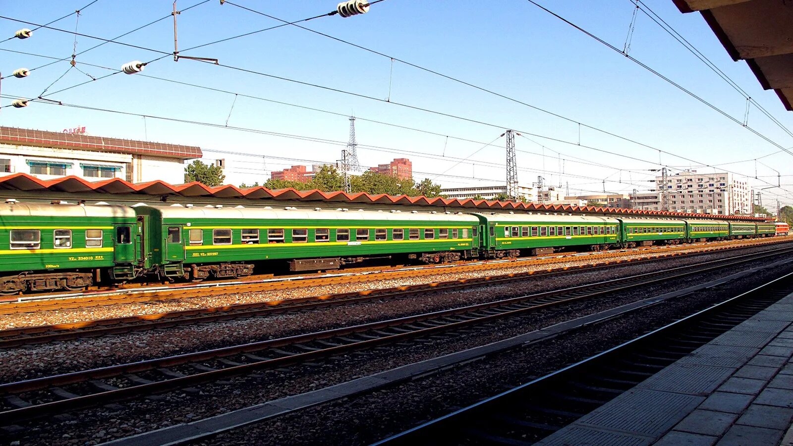 Зеленый поезд слова. Зеленый поезд. Зеленые поезда в России. Зеленая электричка. Поезд зеленый поезд.